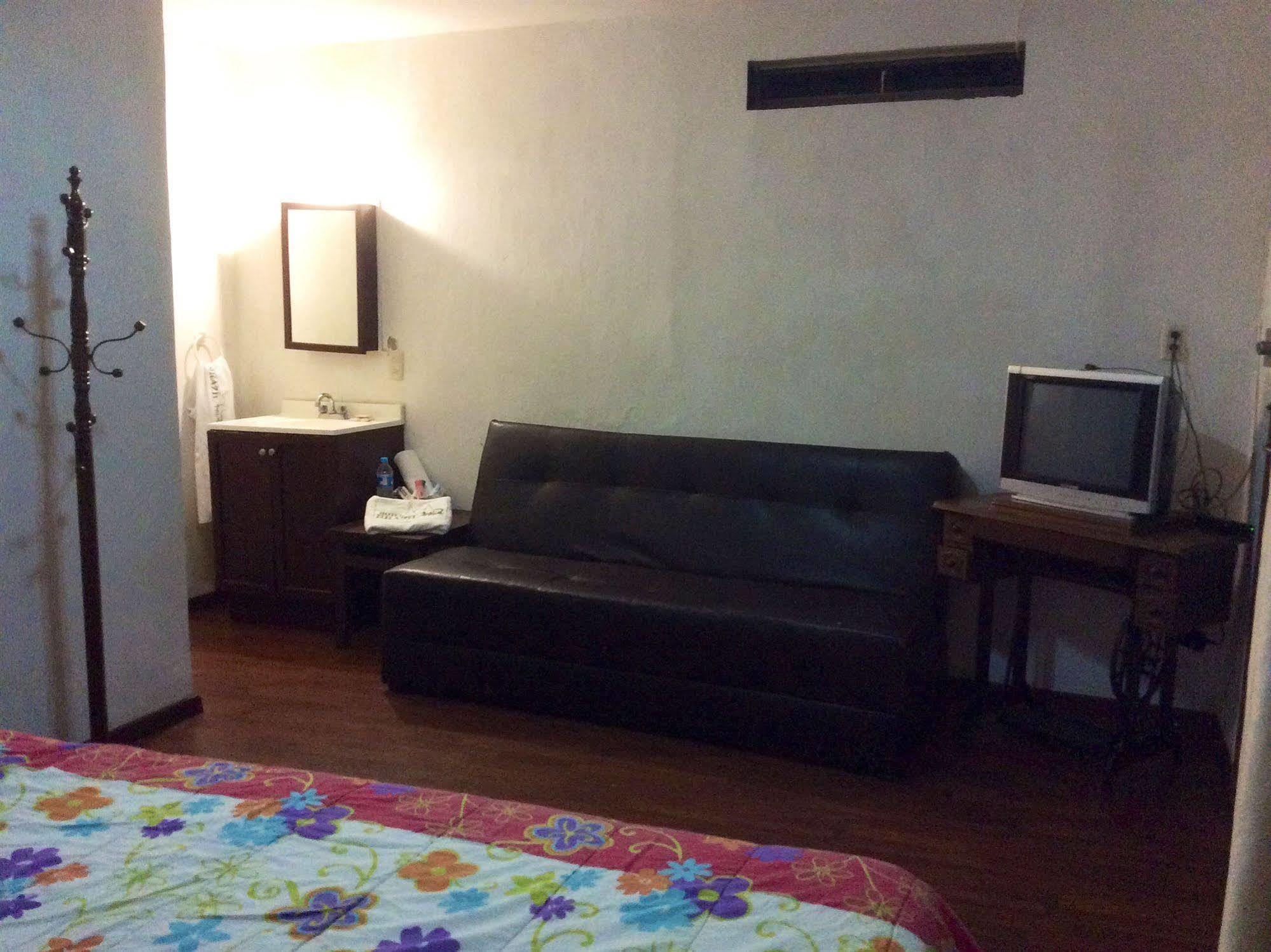 OYO Hotel Brazil Guadalajara Buitenkant foto